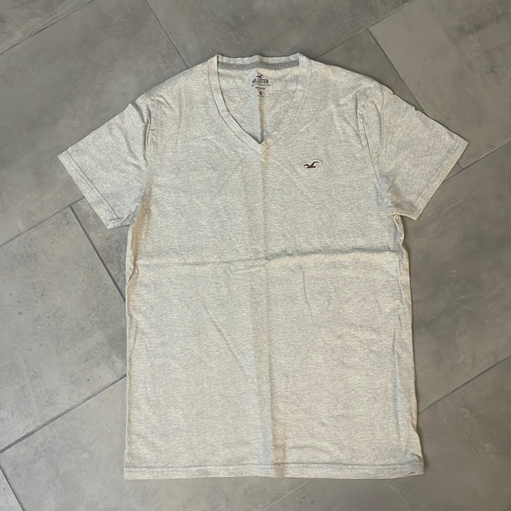 v-neck hollister t-shirt